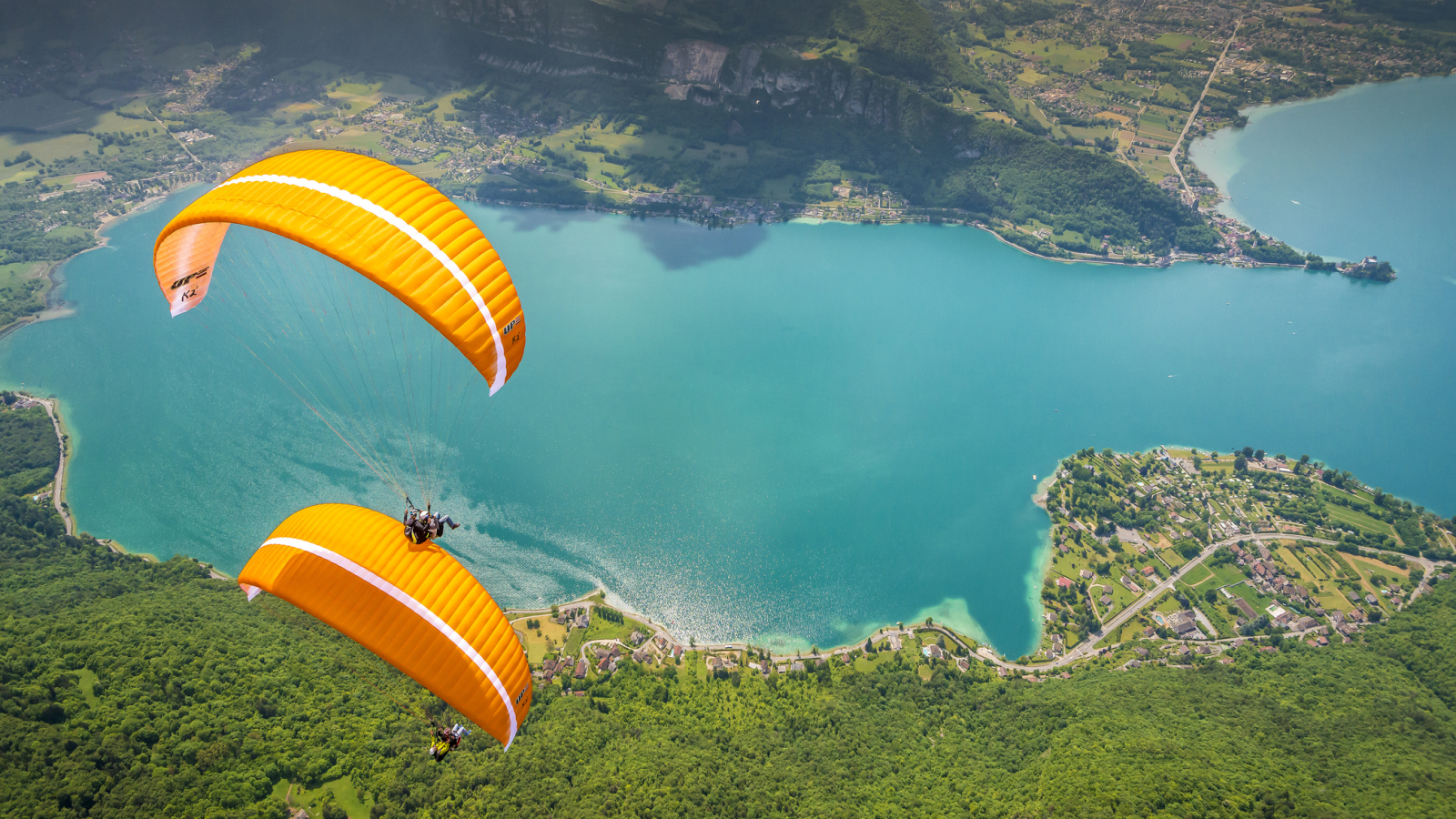 deux parapentes au-dessus du lac