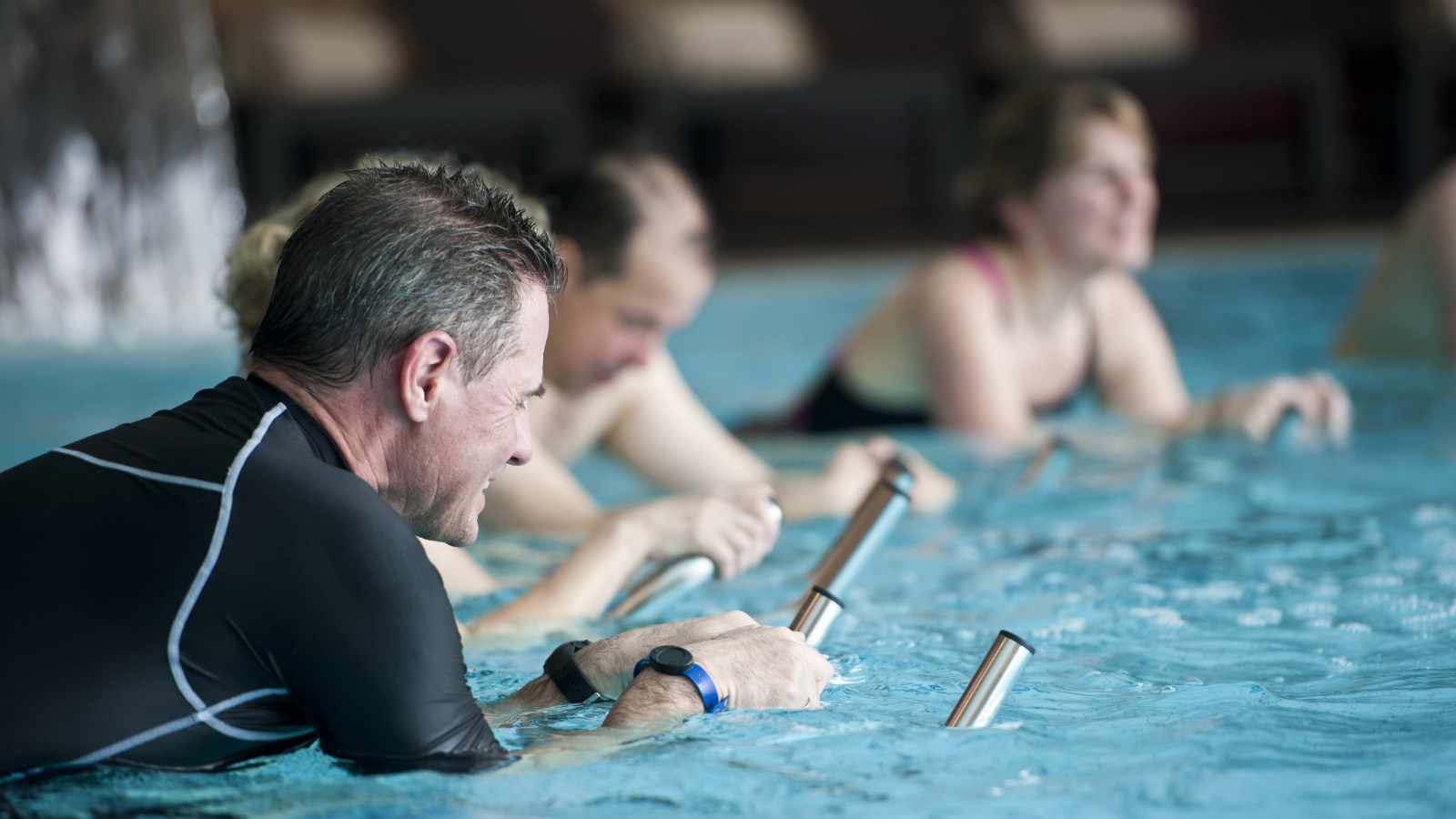 Cours d'aquabiking dans le bassin balnéo