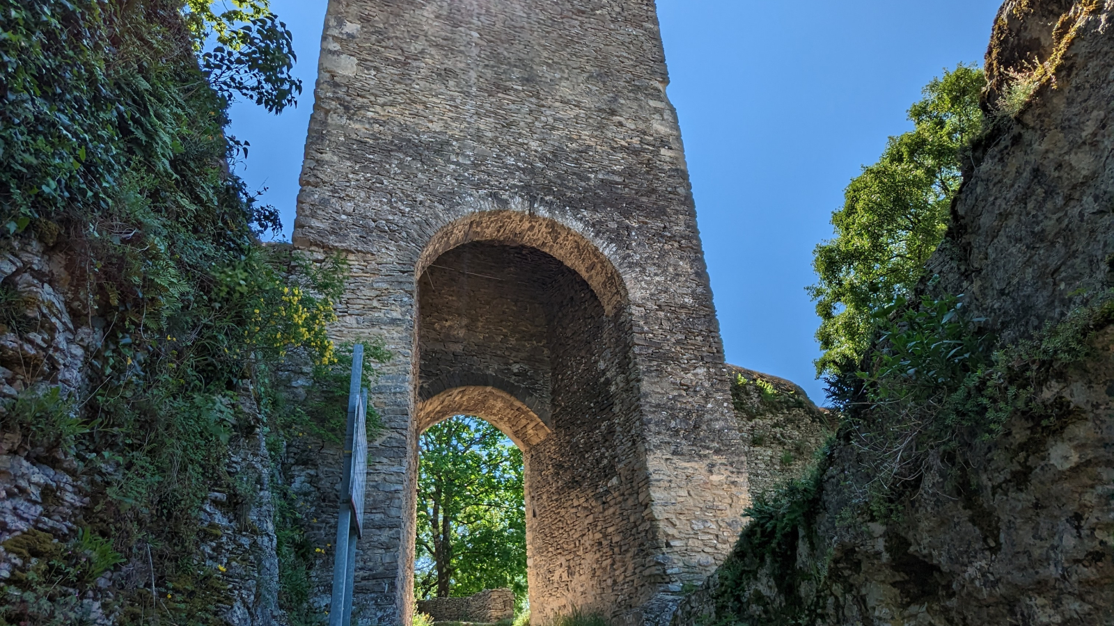 Porte d'accès colline Saint-Hippolyte - Crémieu, cité médiévale - Balcons du Dauphiné - Nord-Isère - à moins d'une heure de Lyon