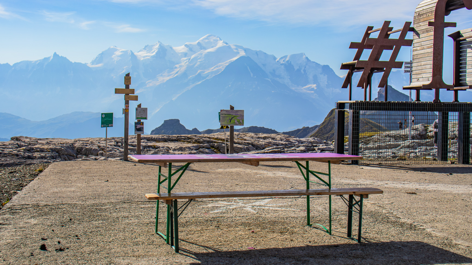 Table de pique-nique avec une vue sur le mont Blanc