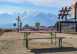 Table de pique-nique avec une vue sur le mont Blanc