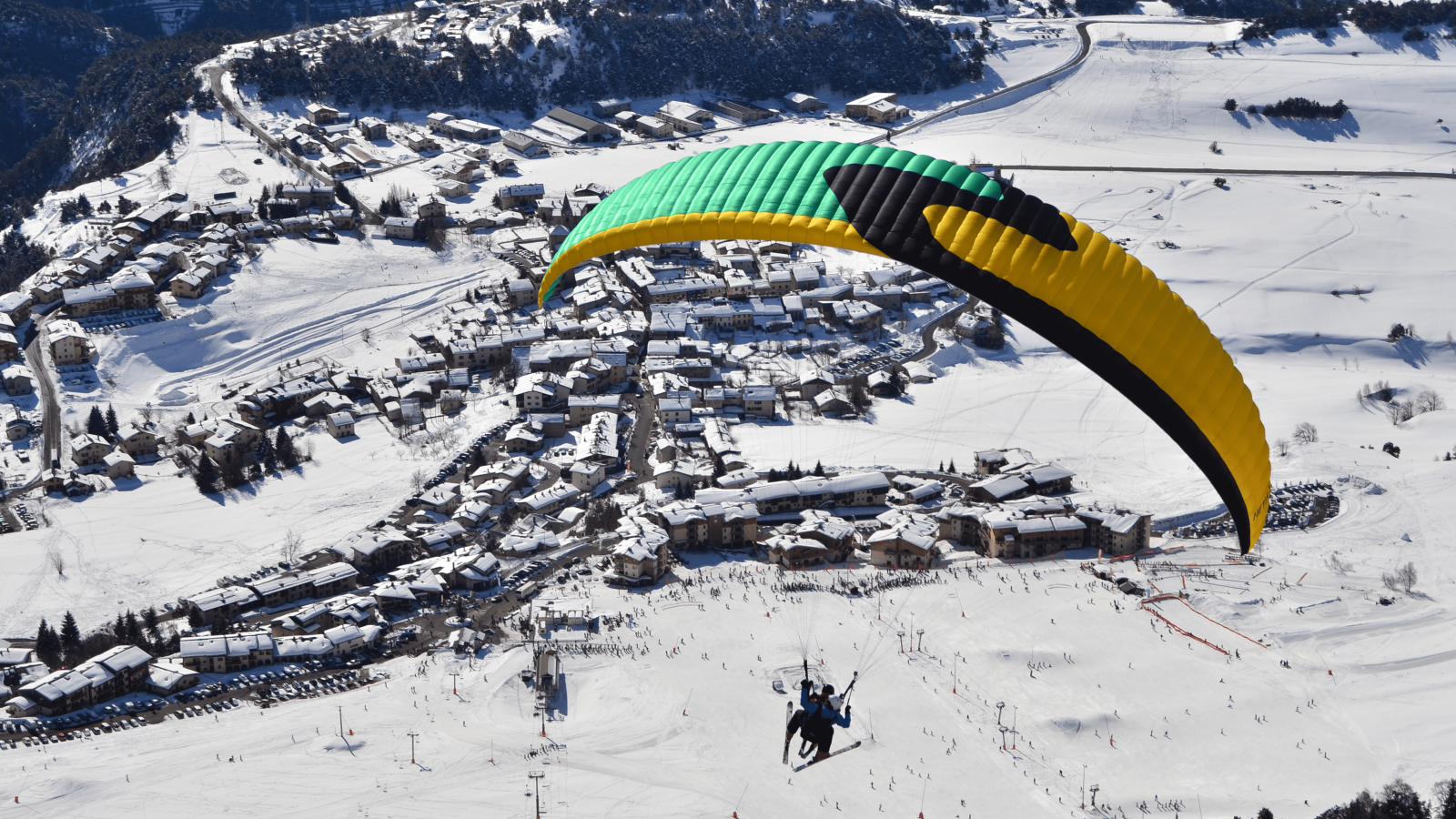 Survol du village d'Aussois en parapente