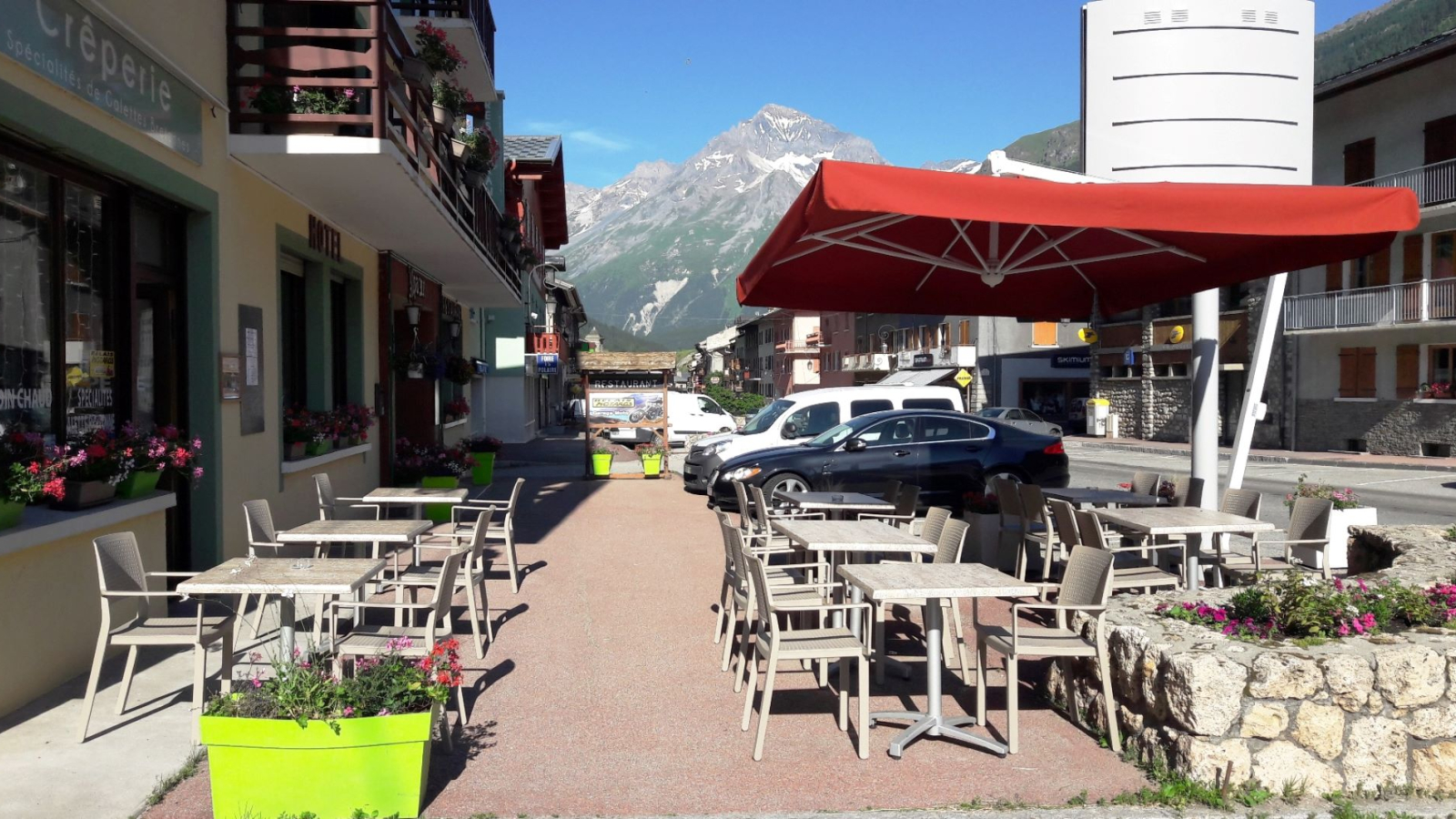 La terrasse côté rue du Mont Cenis