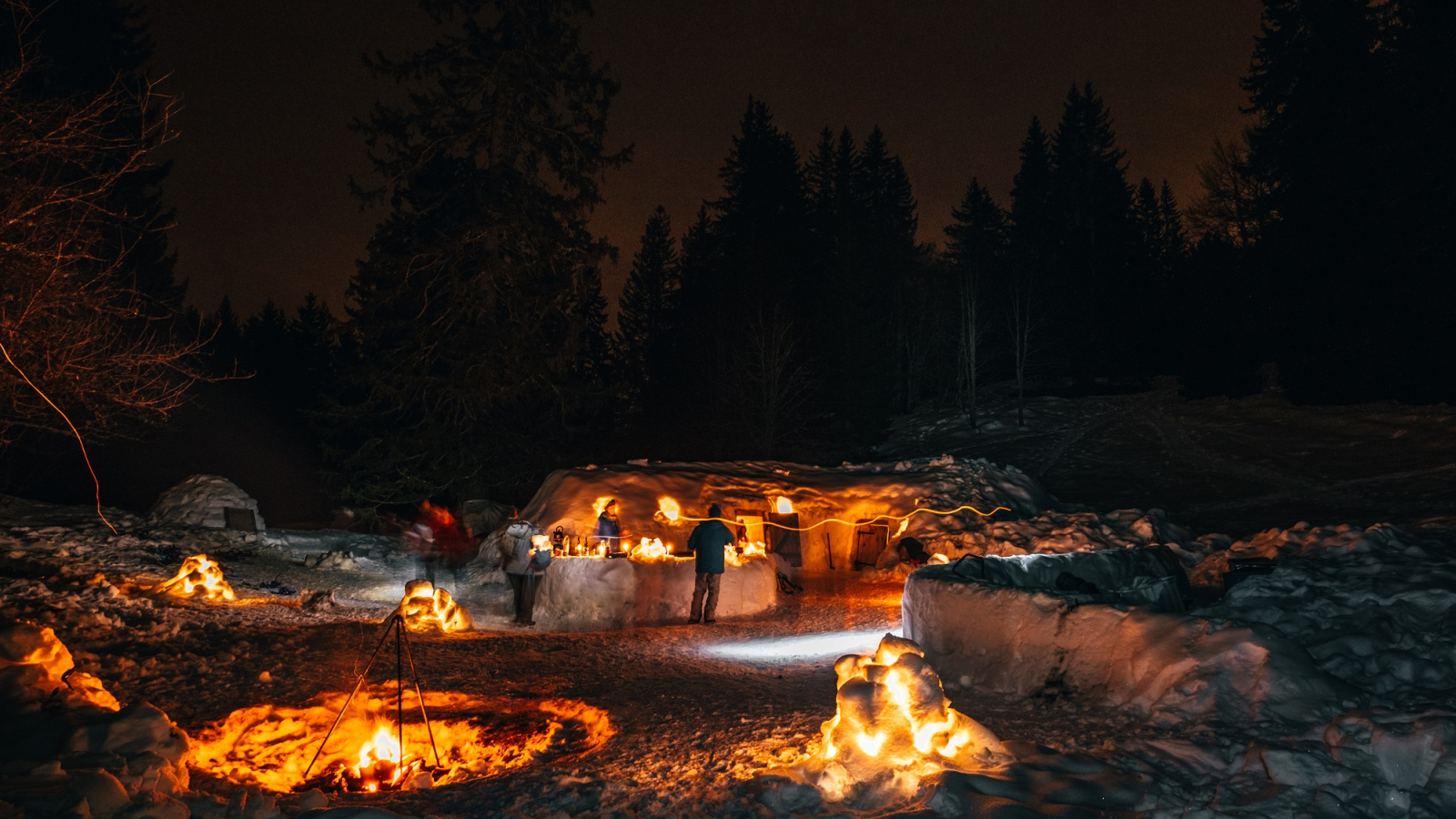 L'igloo et le feu de camp