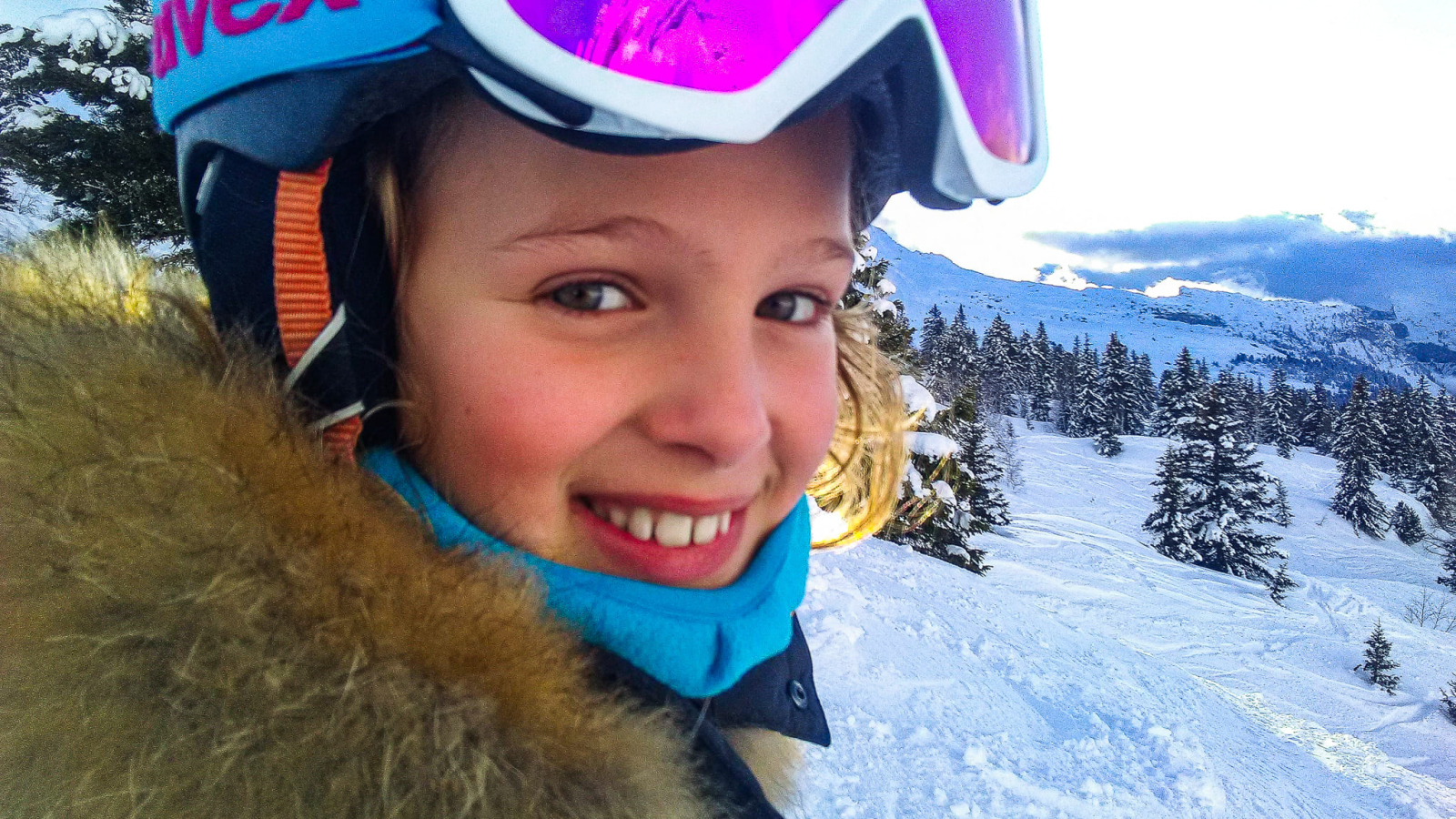 Cours de ski pour enfant, photo prise sur un télésiège