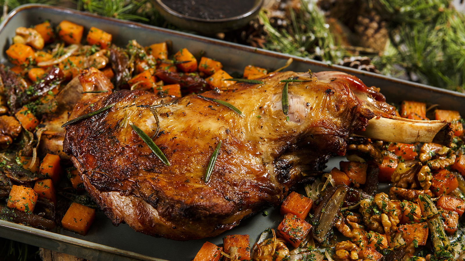 Épaule d'agneau entière au four à bois, patate douce aux dattes, noix et sauce sésame