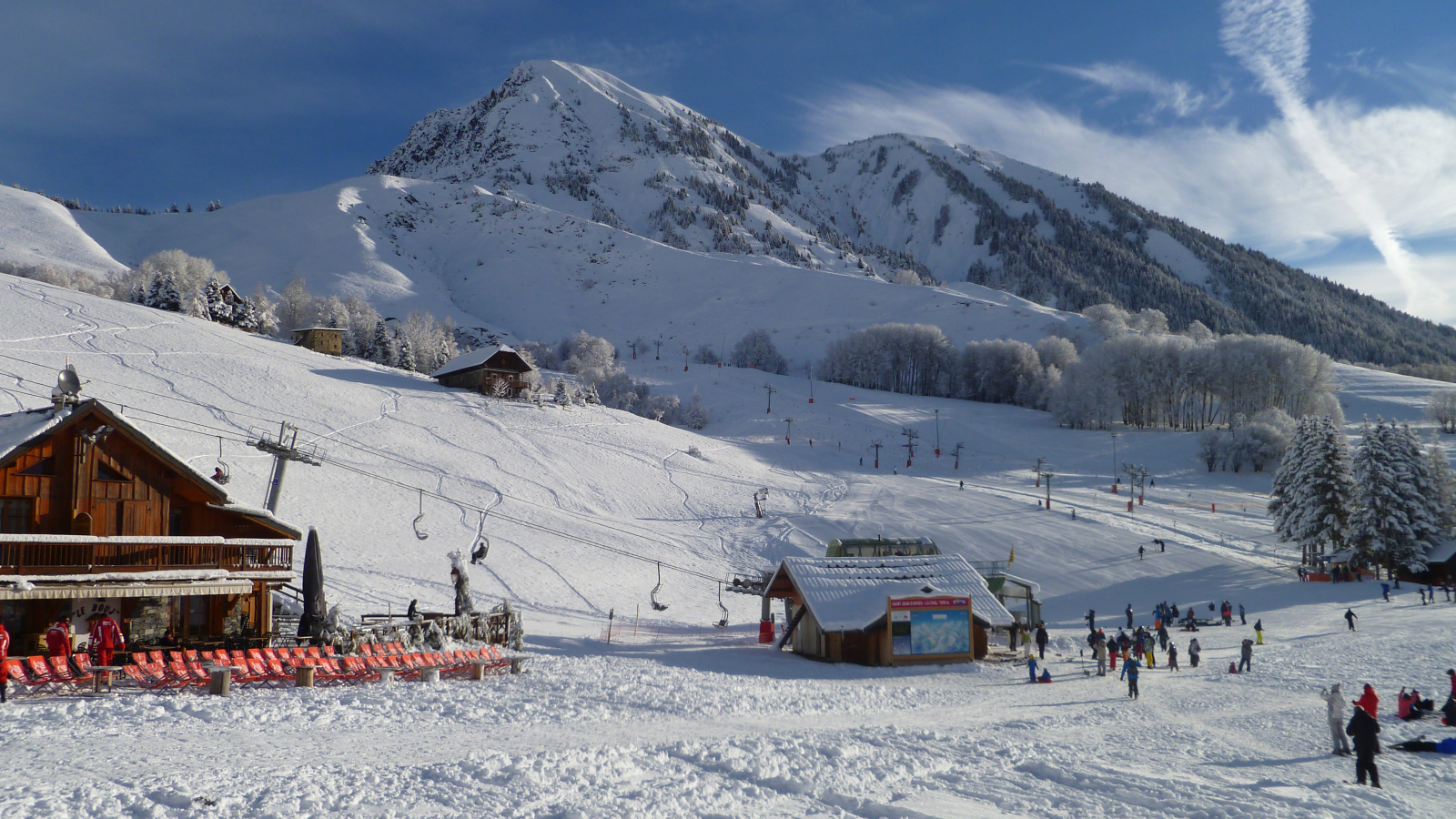 Terrasse sur le front de neige La chal