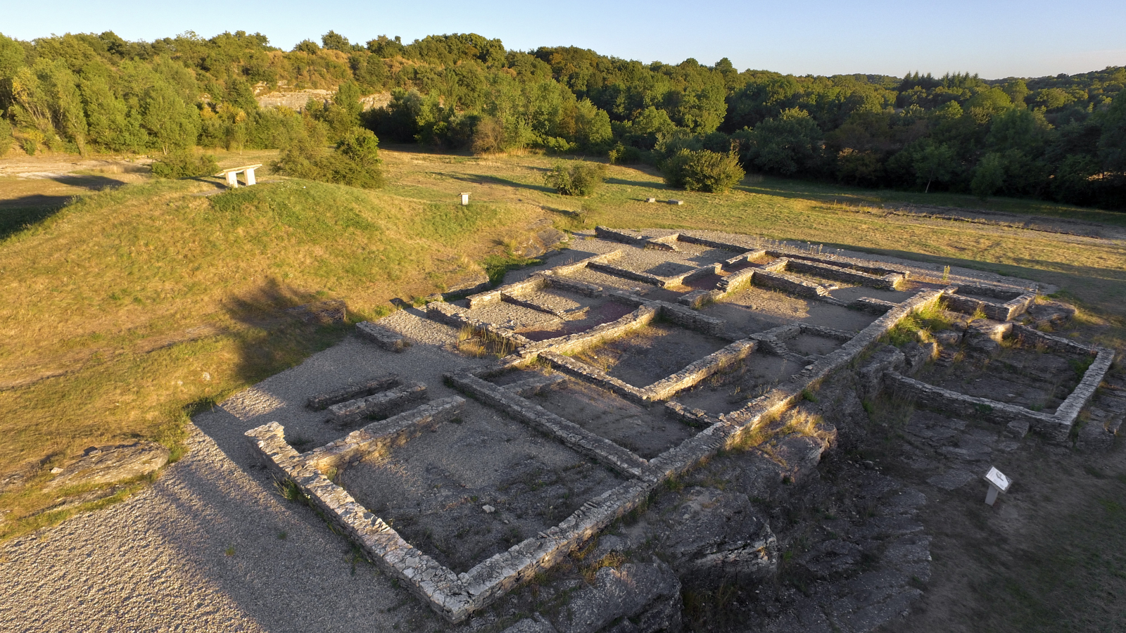 Vue sur l'ancien chantier de fouille archéologique de Larina - Balcons du Dauphiné