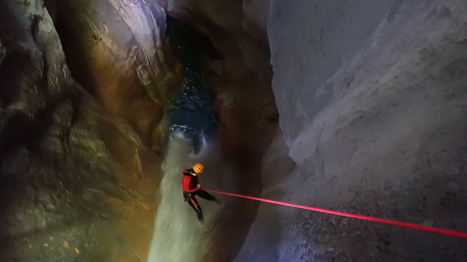 Rappel dans le canyon de l'infernet