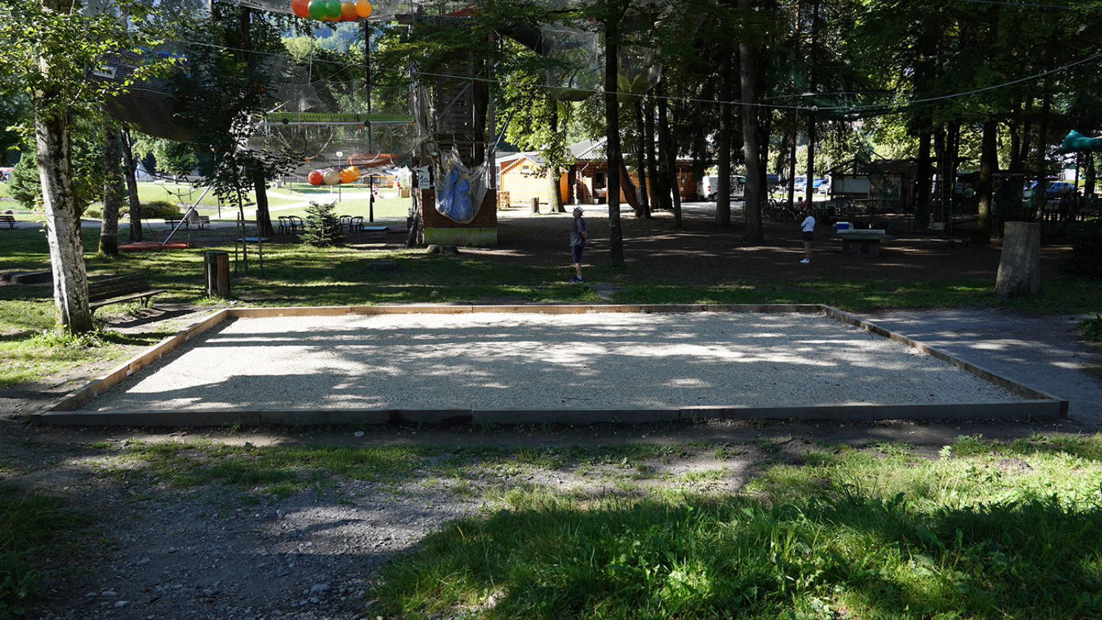 Terrain de pétanque au bord du Lac Bleu à Morillon