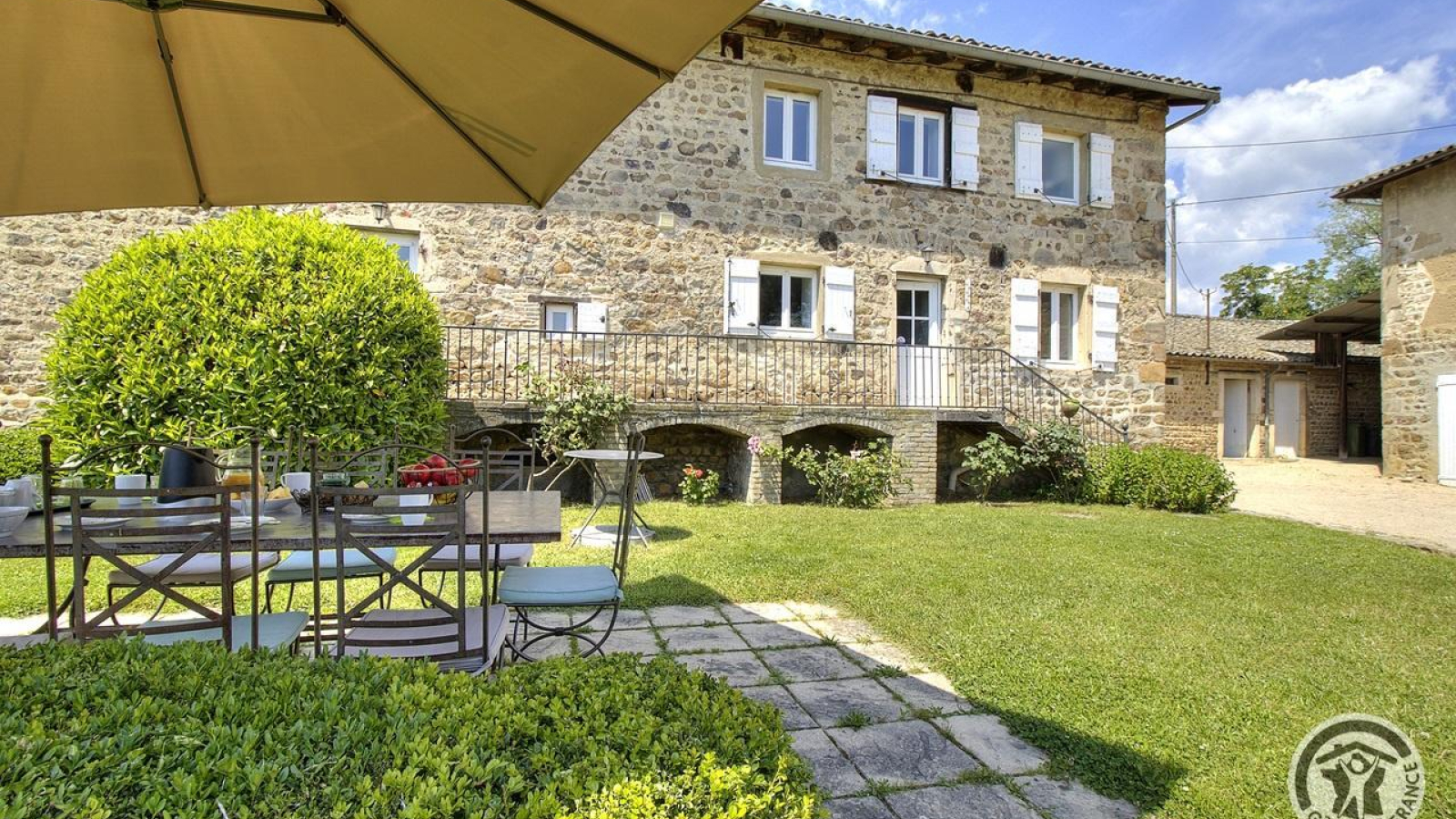 Grand gîte avec piscine 'Les Capréoles' sur un Domaine viticole à Régnié-Durette dans le Beaujolais - Rhône : la maison et le jardin.