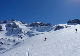 Groupe de randonneurs en direction des sommets