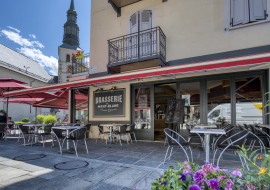 Terrasse ensoleillée avec vue sur l'église de Saint-Gervais