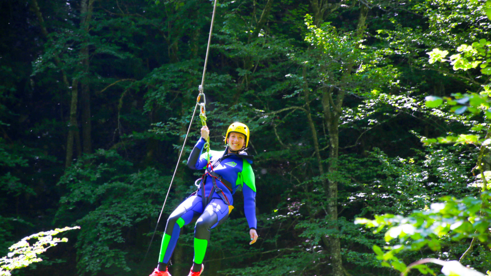 femme en rappel en combinaison de canyoning