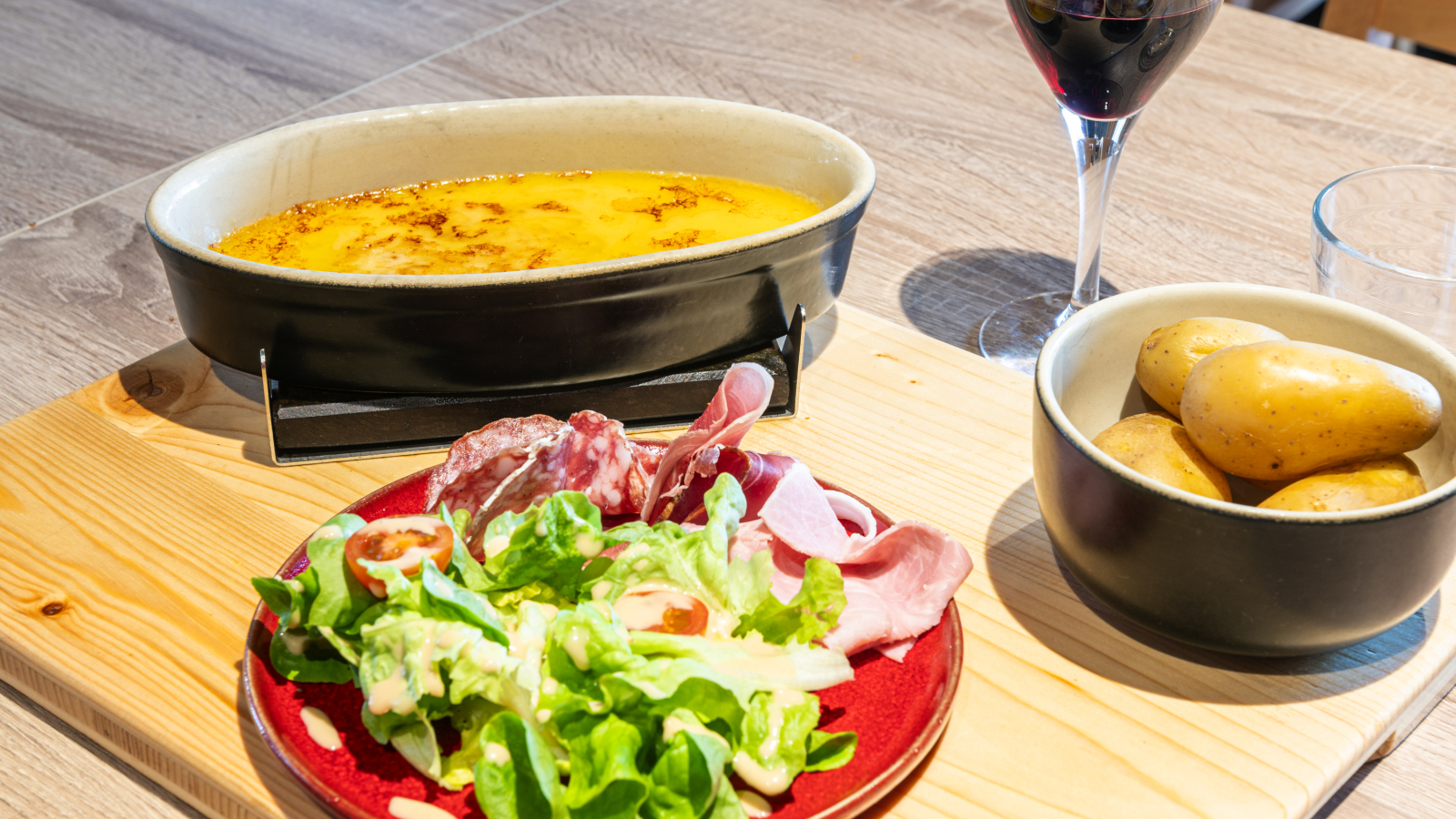 Le Berthoud, avec charcuterie, salade et pommes de terres