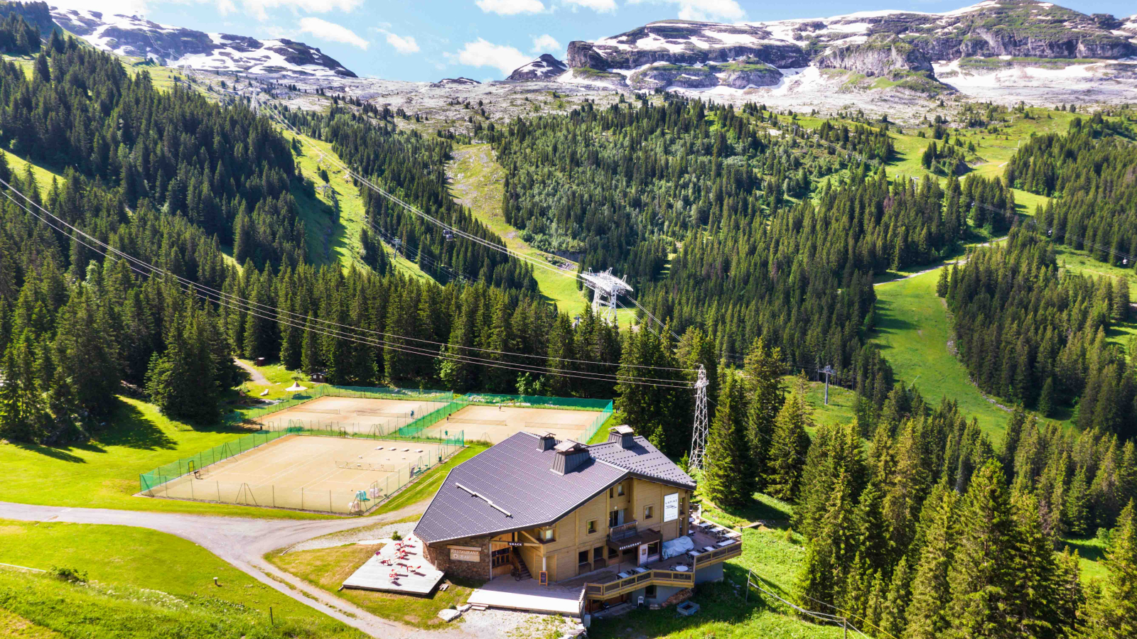 Vue aérienne du restaurant Le Lapiaz et des terrains de tennis