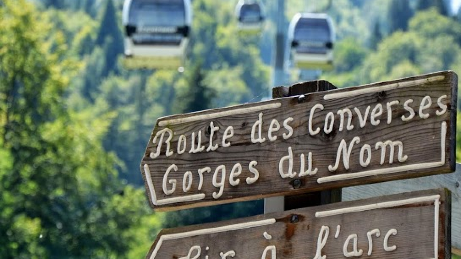 Extérieur de la Télécabine de Beauregard avec panneau