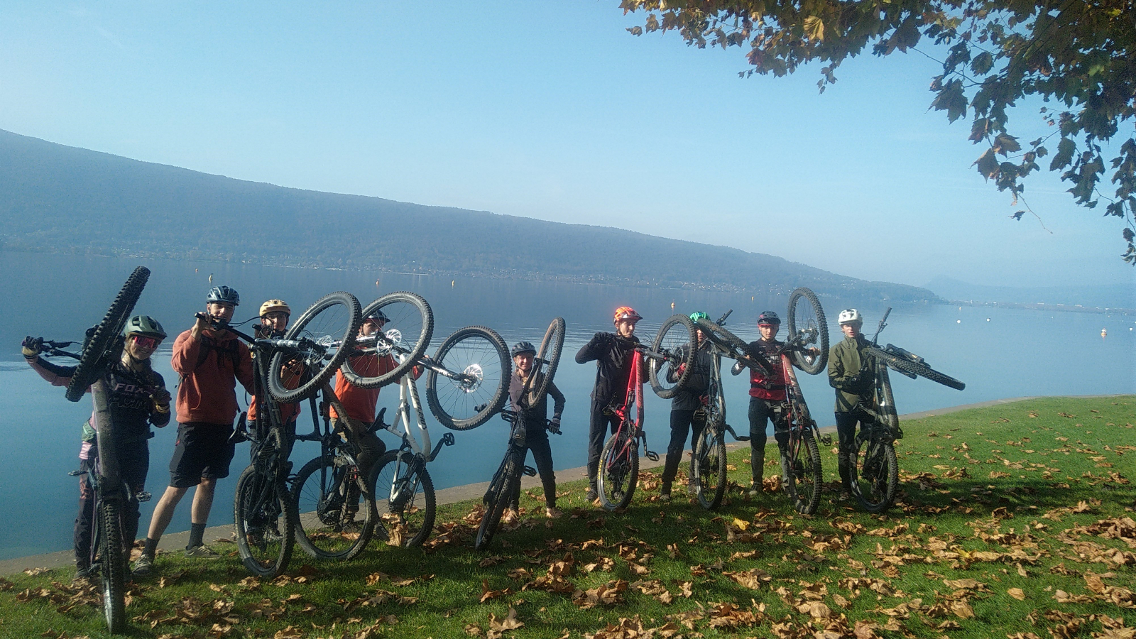 groupe de cyclistes prenant la pose devant le lac