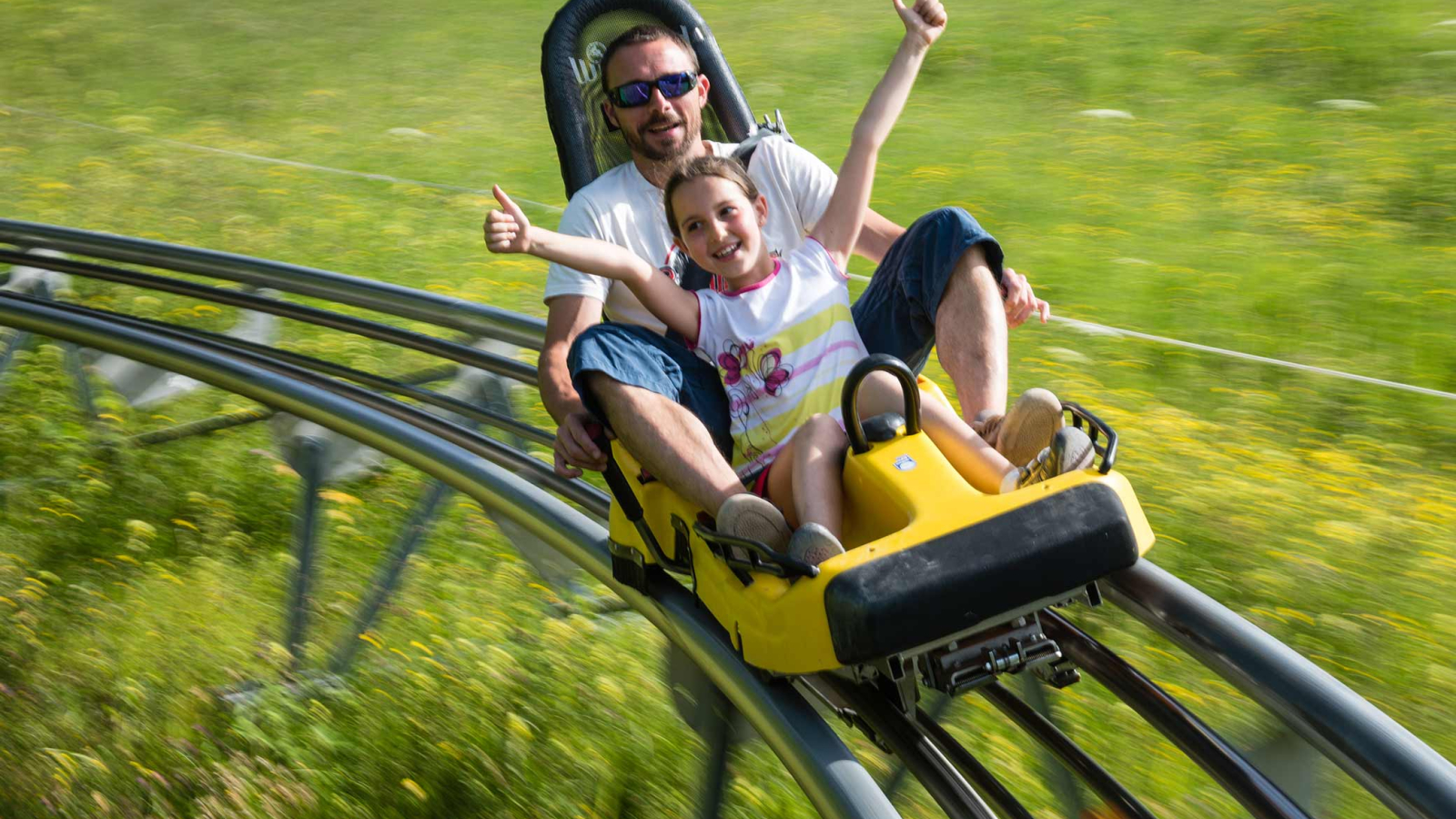 Luge sur rails enfants en été