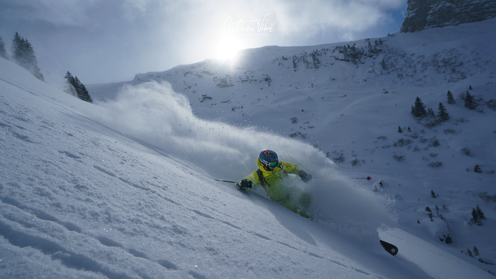 Skieur dans la poudreuse