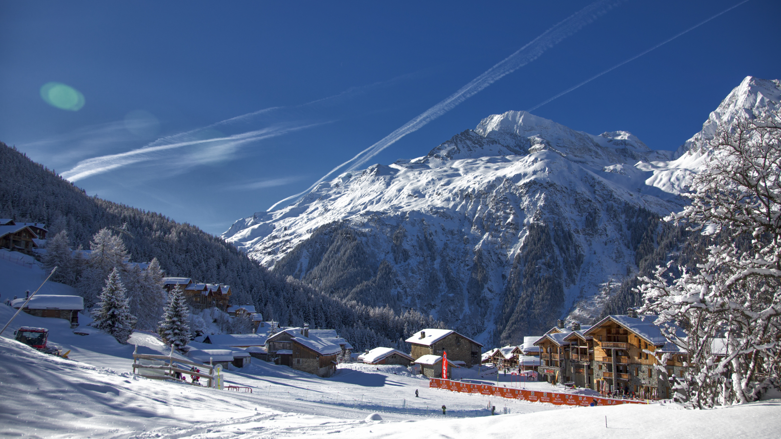 Vue sur la résidence Les balcons de Sainte Foy en plein hiver, dans un décor enneigé et sous un beau soleil