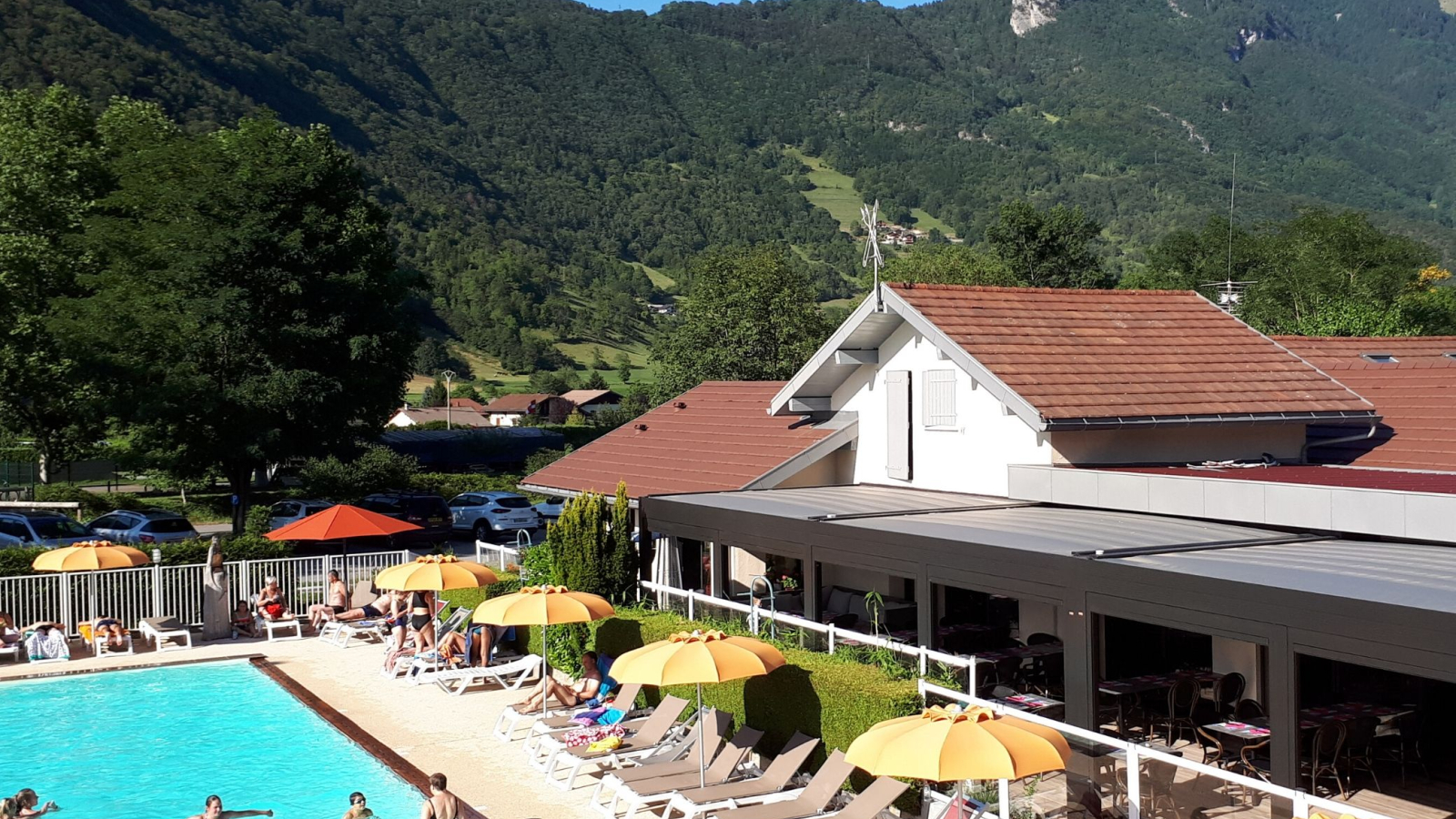 piscine transats et restaurant vue montagne