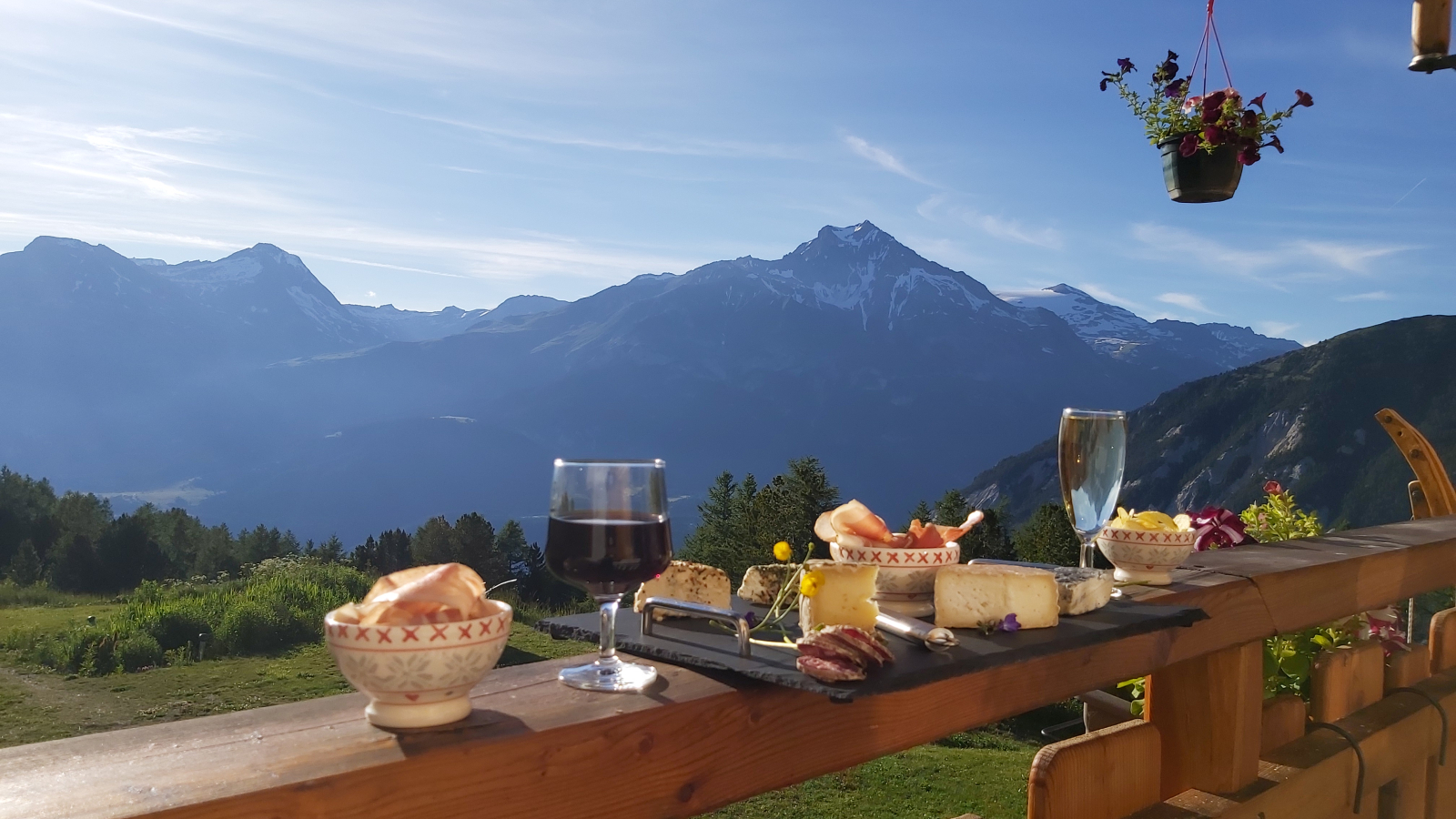 Planche fromages-charcuterie face à la Dent Parrachée