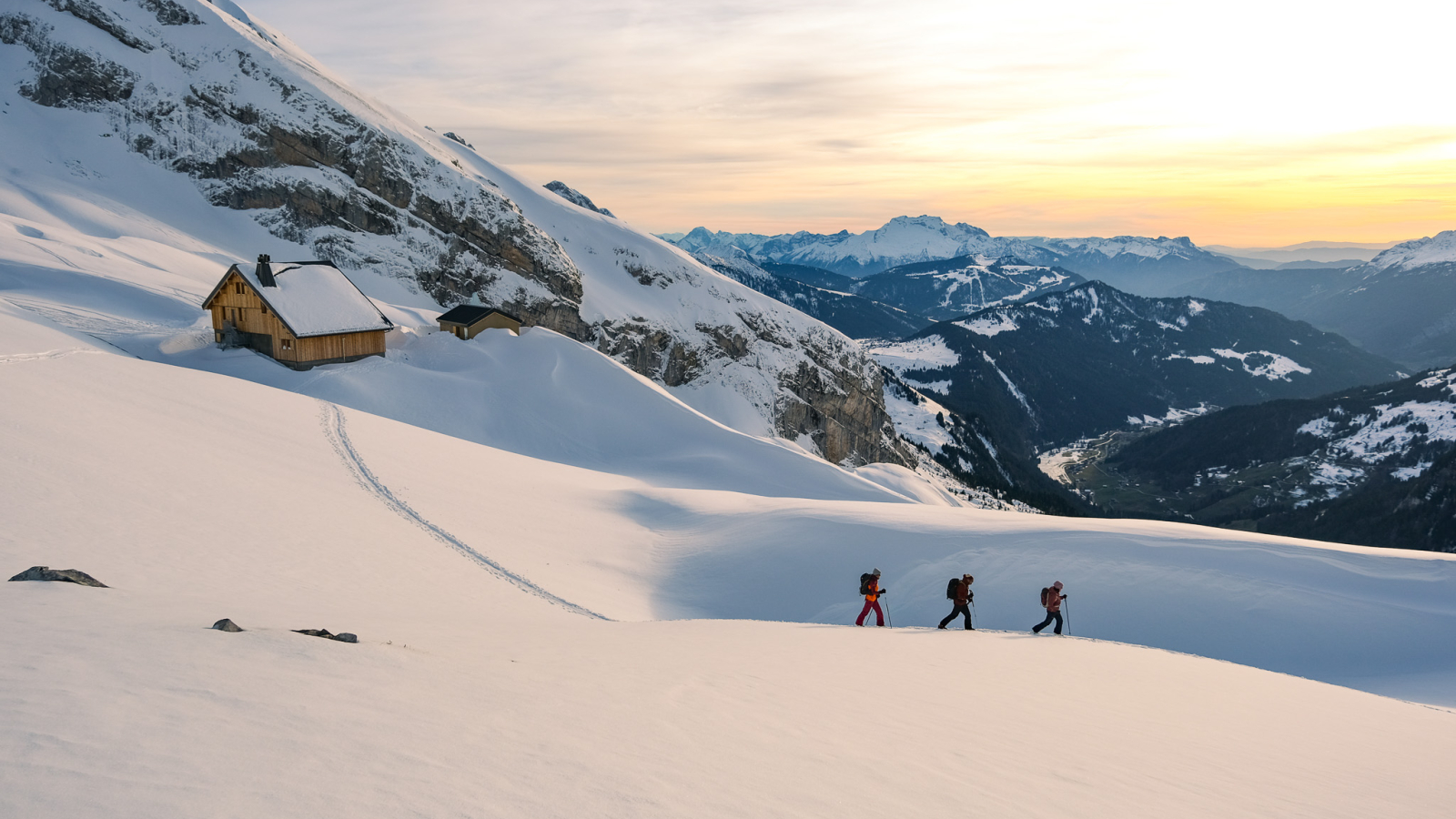 Ski de randonnée au coucher de soleil