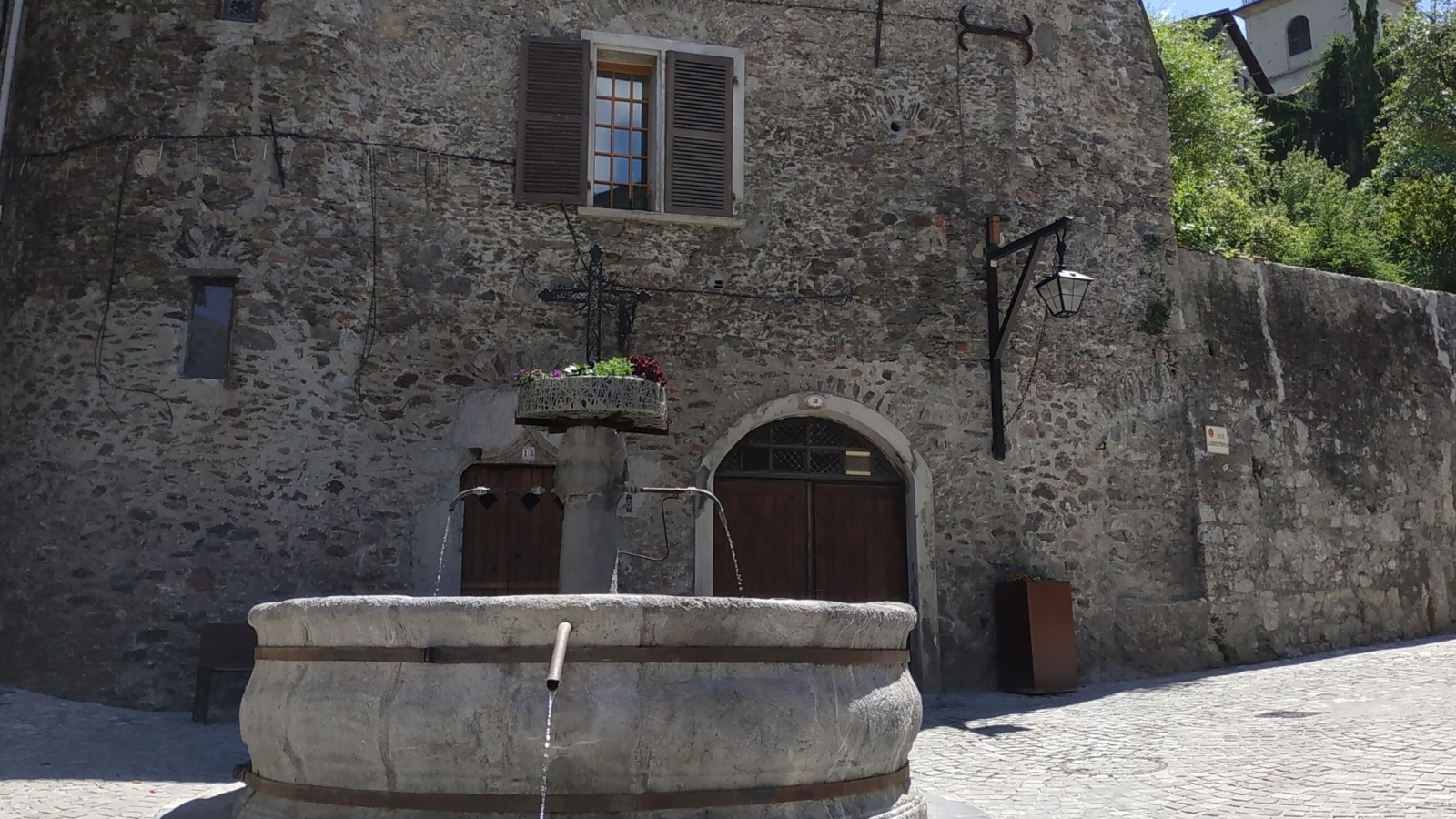 Conflans medieval town and its fountain