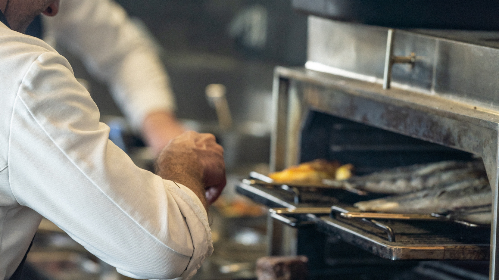 Préparation de plat en cuisine - Restaurant René Val d'Isère