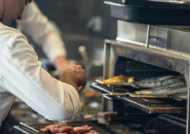 Préparation de plat en cuisine - Restaurant René Val d'Isère