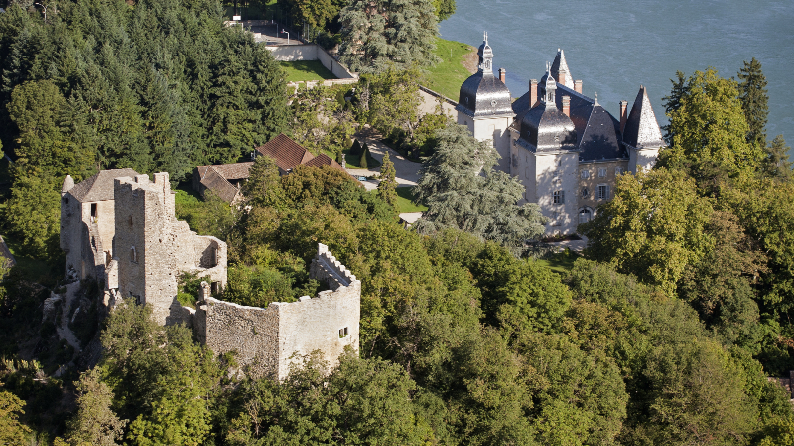 Vue aérienne de Vertrieu, cité médiévale - Balcons du Dauphiné - Nord-Isère - à moins d'une heure de Lyon