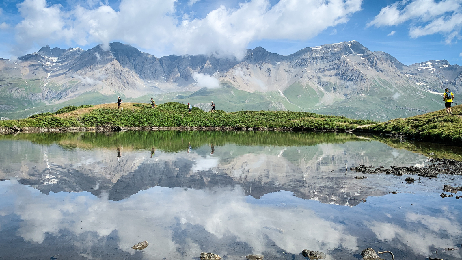 Concurrents autour d'un lac d'altitude