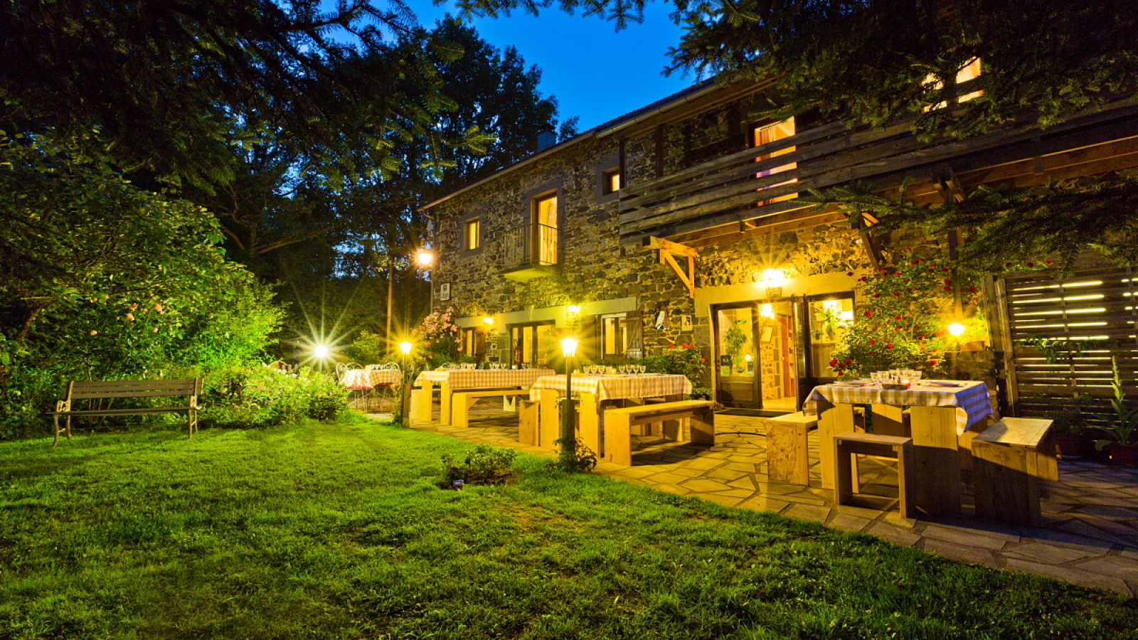 La terrasse et ses illuminations un doux soir d'été