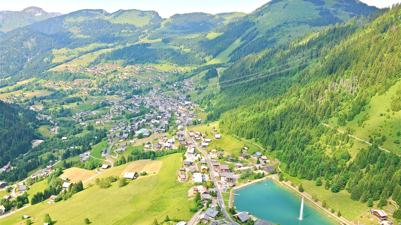 Vue aérienne du village de Châtel et du lac de Vonnes en été