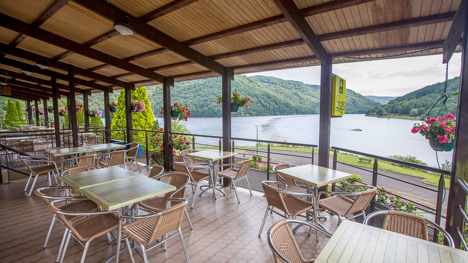 Magnifique vue du restaurant sur le lac des Fades