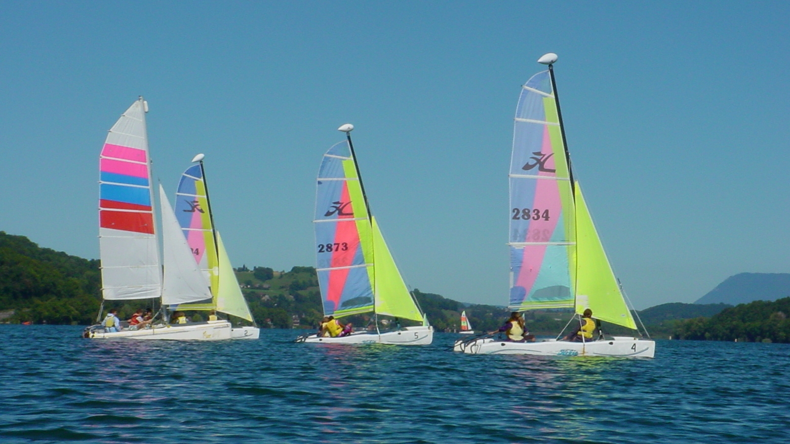 Catamarans sur le lac