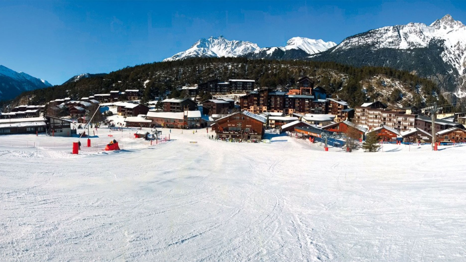 Vue plongeante sur le front de neige de La Norma