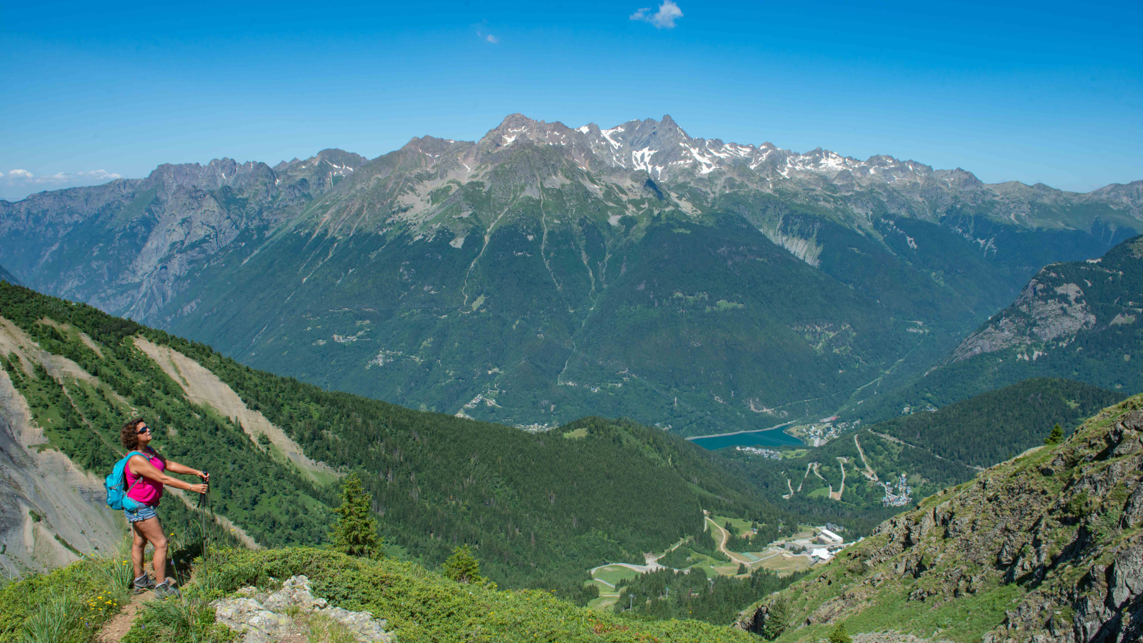 Vue panoramique sur Oz-en-Oisans et Belledonne