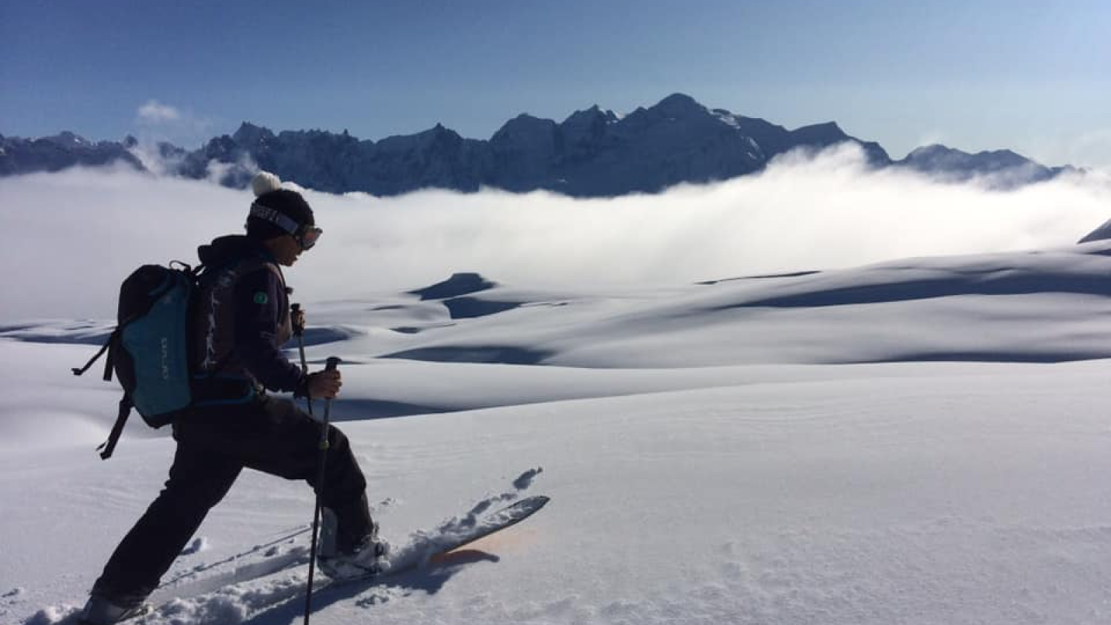 Cours de freeride avec vue sur le mont Blanc au sommet des Grandes Platières