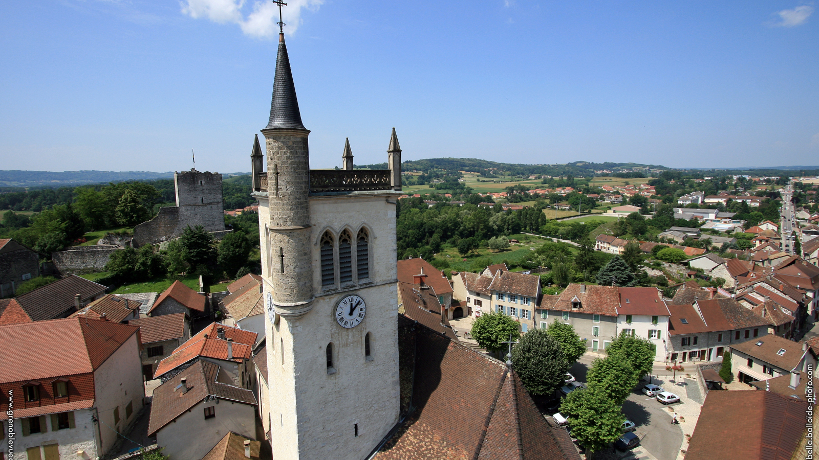 Vue aérienne du clocher emblématique de Morestel - Balcons du Dauphiné