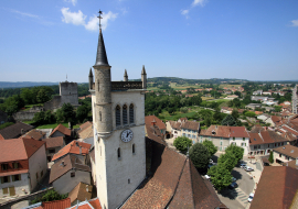 Vue aérienne du clocher emblématique de Morestel - Balcons du Dauphiné