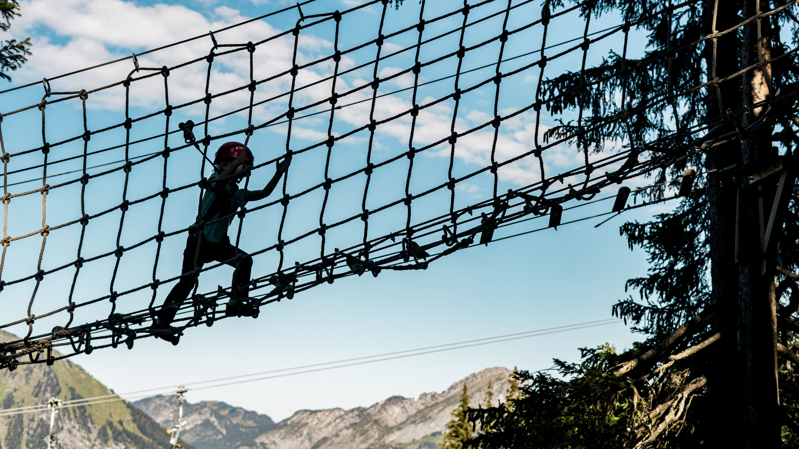 Enfant sur le Parcours Aventure à Super Châtel