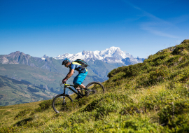 Descente en VTT face au Mont Blanc