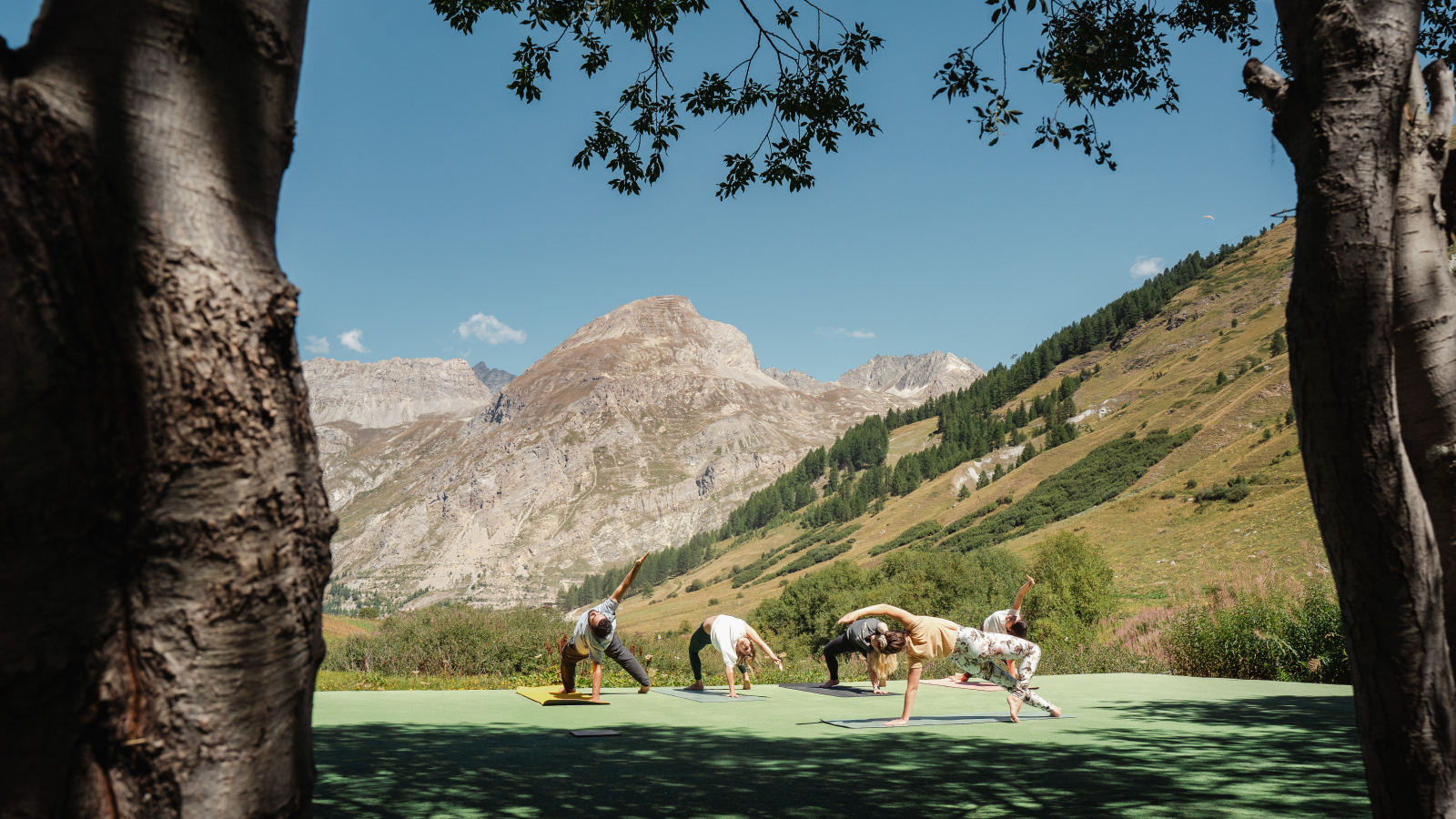 Cours de yoga en plein air dans la Vallée du Manchet à Val d'Isère en été