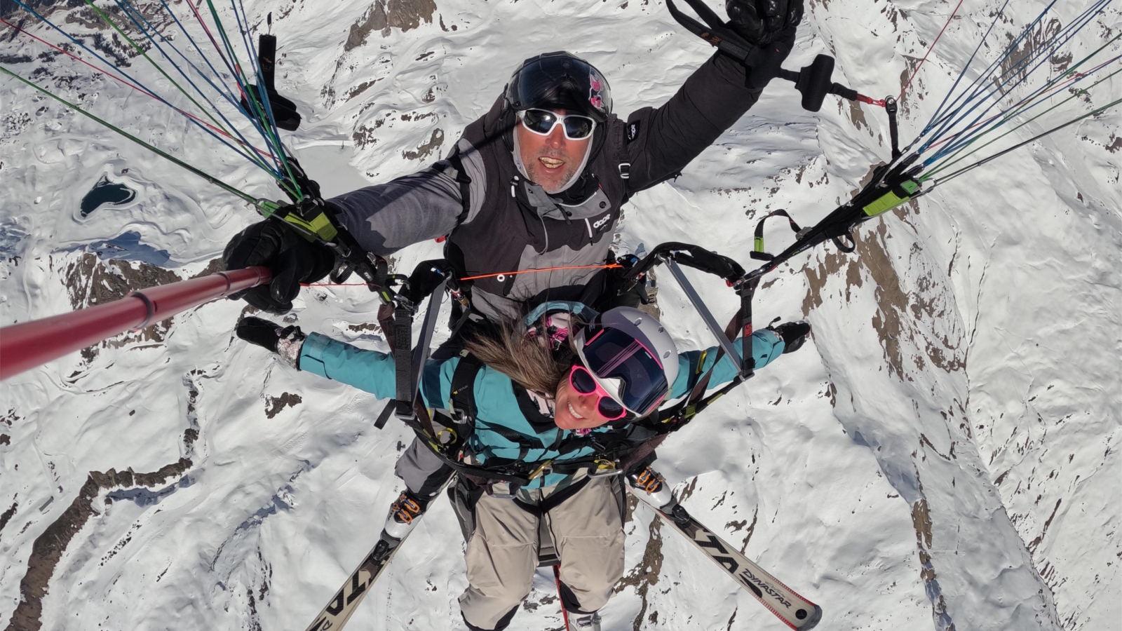 une passagère en vol parapente biplace au dessus de la Plagne