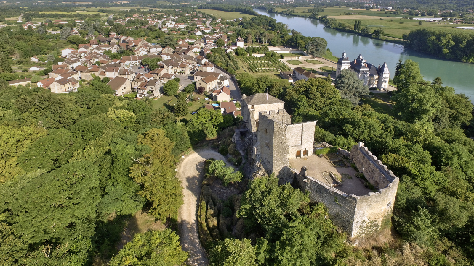 Vue aérienne sur Vertrieu, cité médiévale - Balcons du Dauphiné - Nord-Isère - à moins d'une heure de Lyon