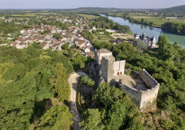 Vue aérienne sur Vertrieu, cité médiévale - Balcons du Dauphiné - Nord-Isère - à moins d'une heure de Lyon