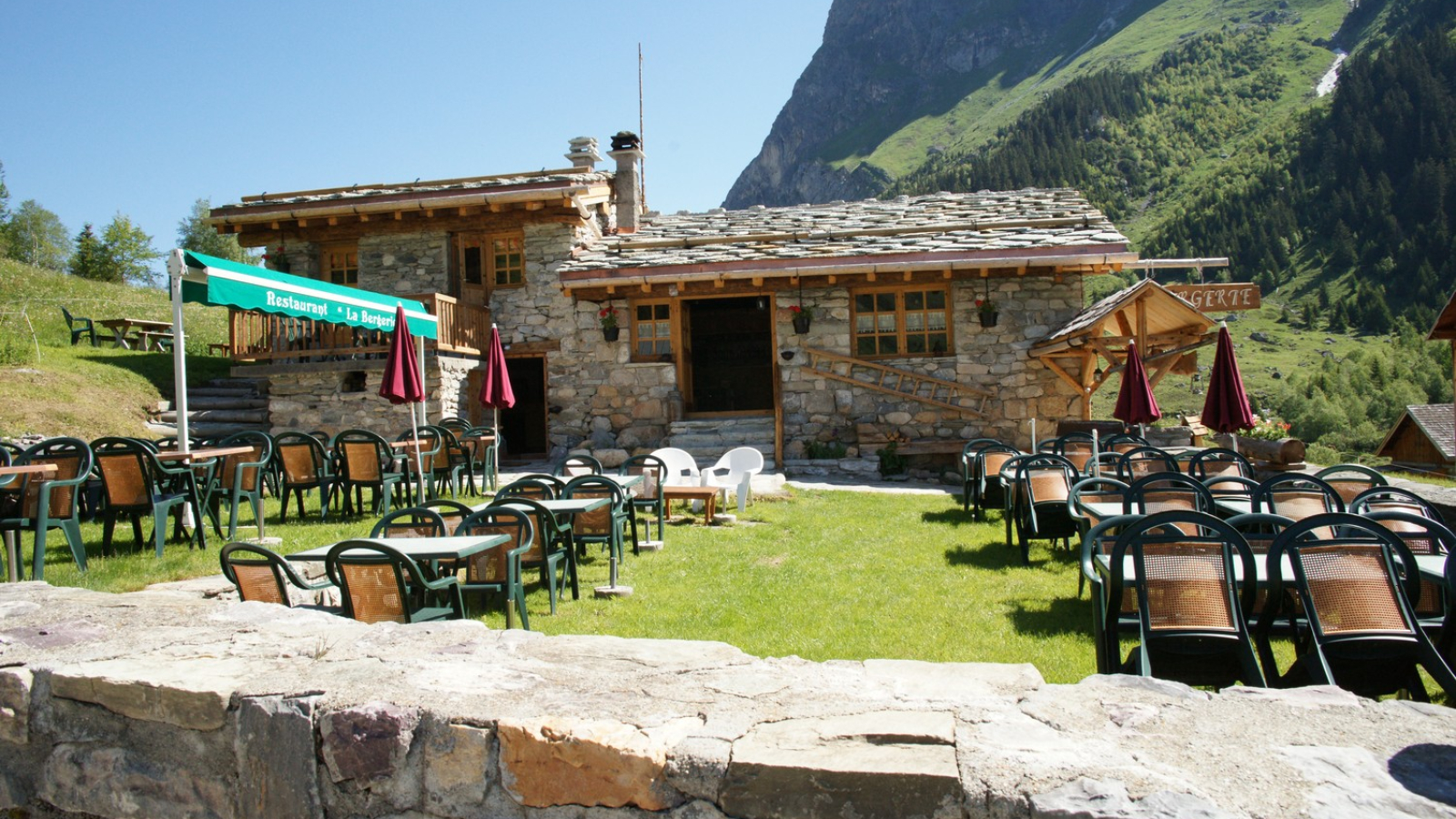 Le Repoju Hut and the restaurant