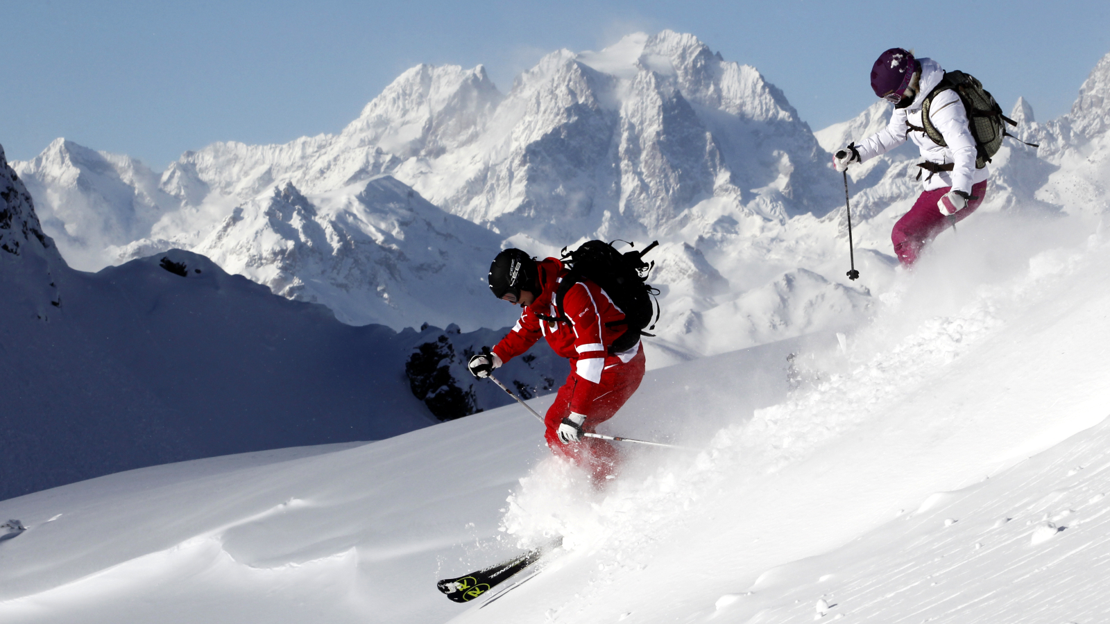 Moniteur et client évoluant en domaine hors-piste